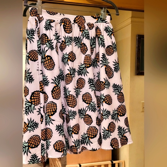 Whimsical pineapple skirt, lined, by Piece Goods, size medium and back zipper - Picture 2 of 5
